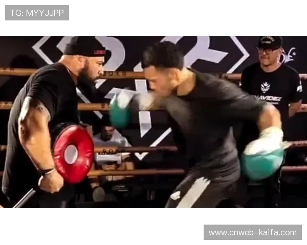 本纳维德兹臂展优势明显,亚德需近身重拳创造机会 本纳维德兹臂展优势明显,亚德需近身重拳创造机会